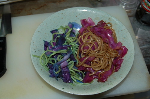 ソースをかけると普通の焼そば色に・・・