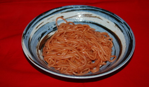 中華麺がオレンジ色に・・・