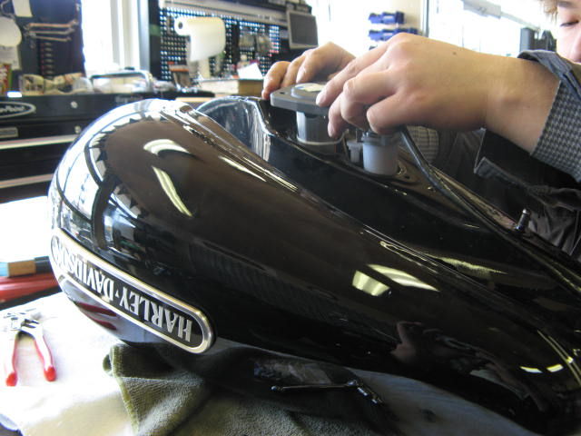 2010年式XL1200L スポーツスター1200ローに48タンク取り付け