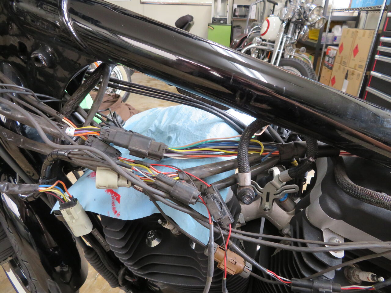 2013年式 XL883R イグニッションコイル移設&配線処理 : HarleyDavidson 
