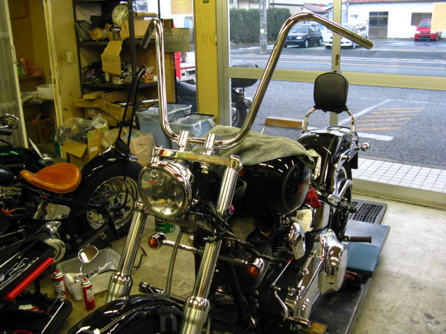 2007年式FXSTC ハンドルをナロースカイハイバーに交換