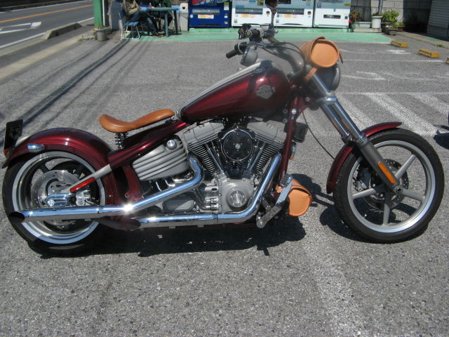 2008年式FXCW ソフテイルロッカーのタンデムペグ装着