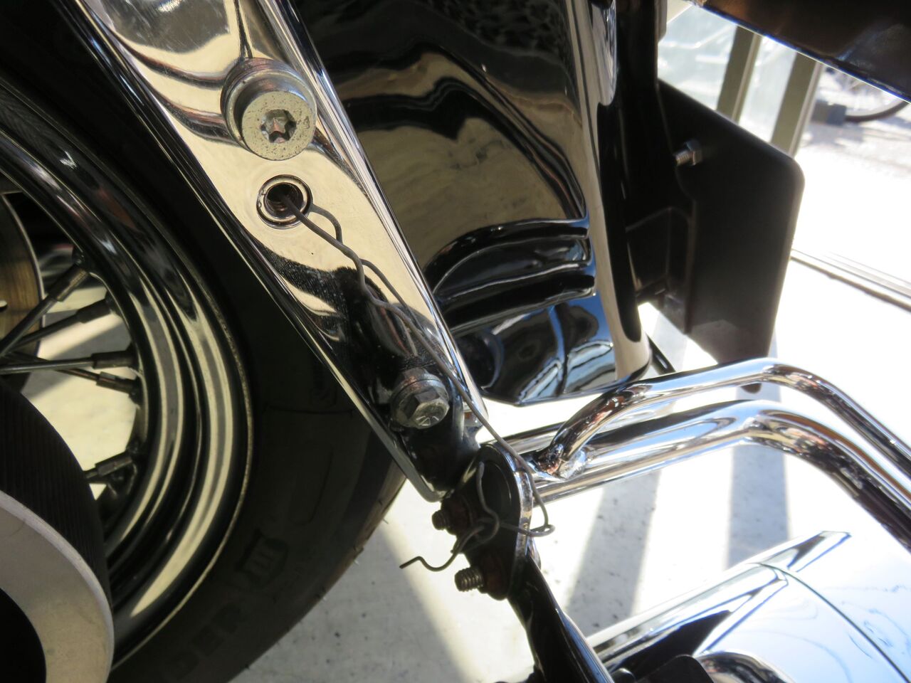 2003年式FLHR サドルバッグサポートレール交換！！ : HarleyDavidson 
