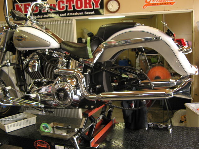 2008年式flstc ヘリテイジソフテイルのリアタイヤ交換 Harleydavidsonパーツディストリビューター ネオファクトリー カスタムショップ ネオガレージブログ