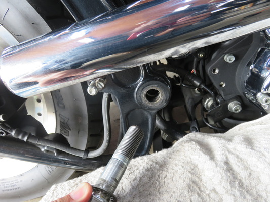 1998年FLSTFマフラーステー取り付け！！！