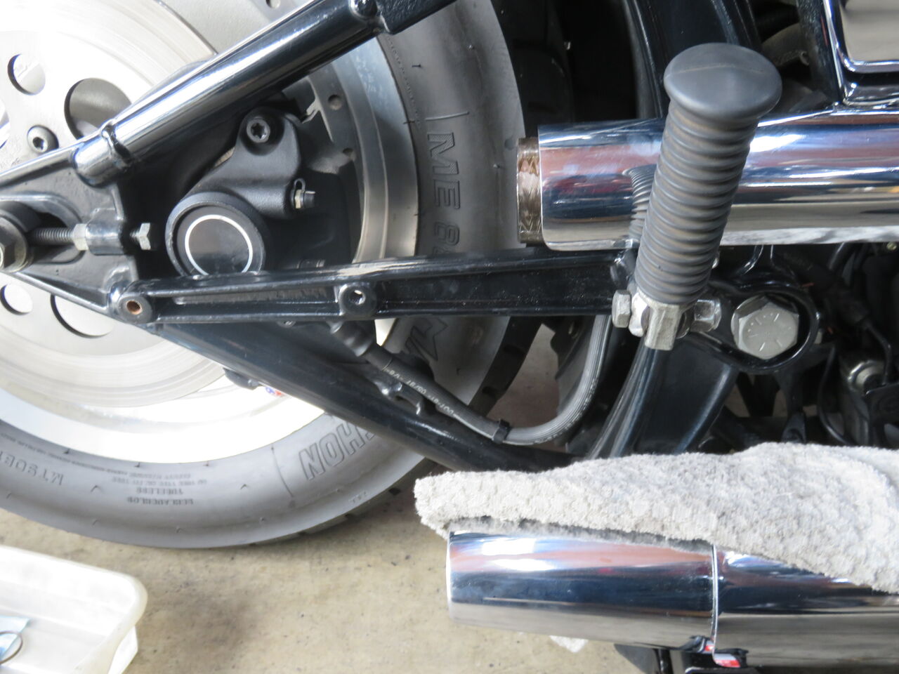 1998年FLSTFマフラーステー取り付け！！！ : HarleyDavidsonパーツ