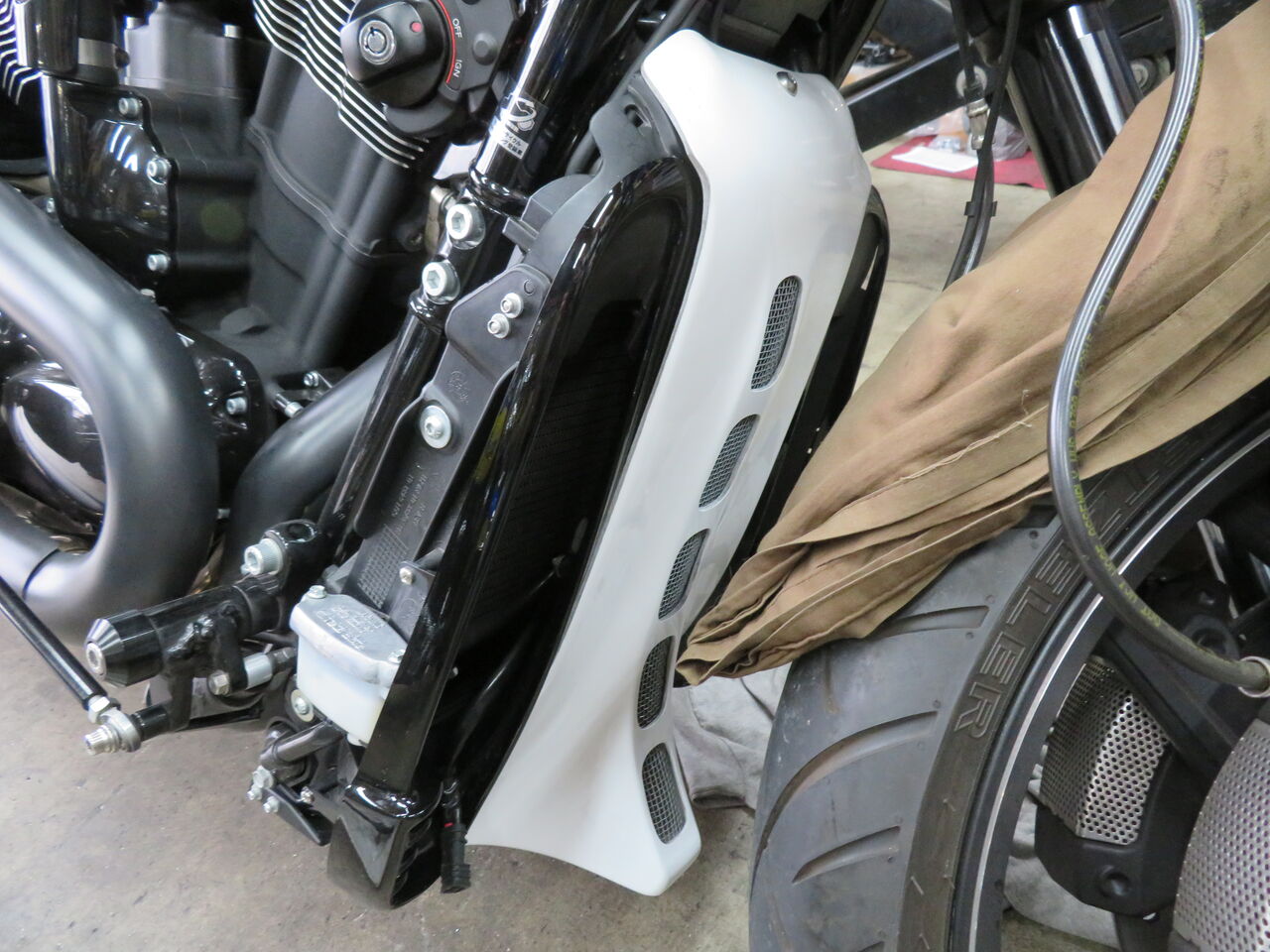 2016年式VRSCDX ナイトロッドSP ラジエーターカバー装着