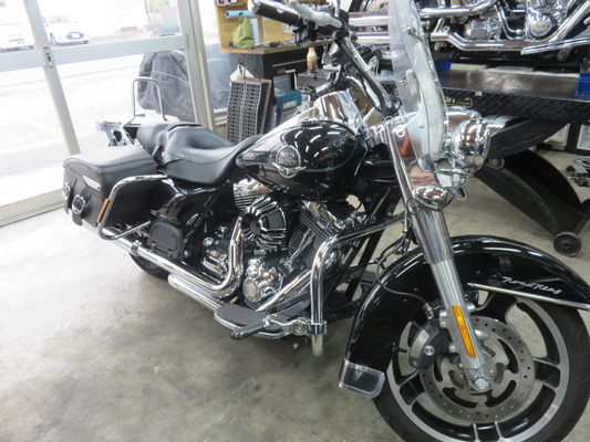 ハーレー純正ツアーパック+マウントキットセット（2009年式FLHRCで使用） 080n.jpg