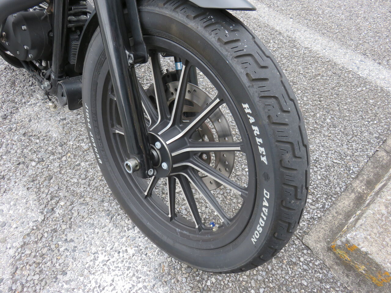 2009年式XL883Nにクラシックタイヤを装着! : HarleyDavidsonパーツ