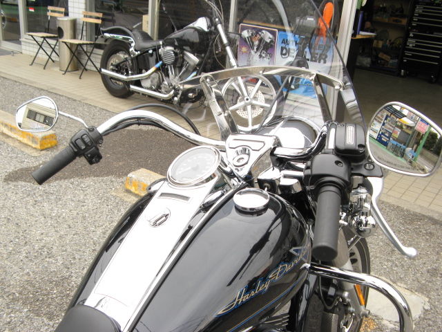 2012年式FLHR ロードキングのハンドル交換!! : HarleyDavidsonパーツ