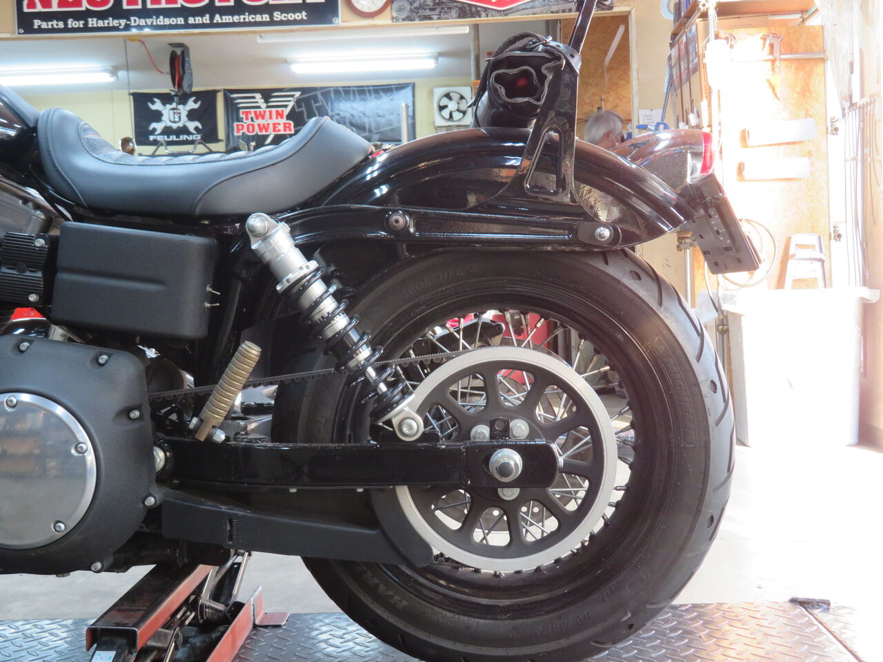 ハーレー　純正　リアサスペンション　 FXDB 2012年より【塗装あり】 ☆2012年式FXDB☆リアサスそのままでローダウン