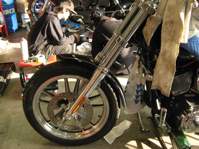 2008年式FXDL ダイナローライダーのトリプルツリー&ヘッドライト交換