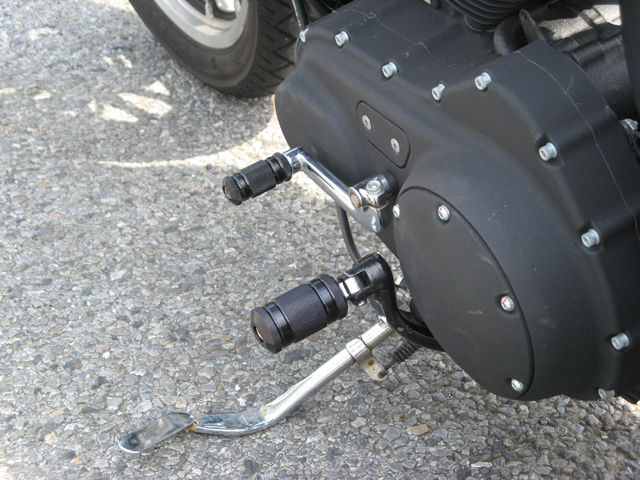 2005年式XL883R スポーツスター883Rにショートタイプフットペグ