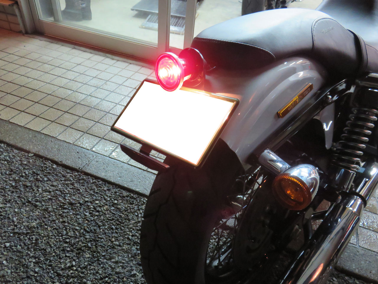 2011年式FXDBのリアフェンダーカットとテールライト取付け