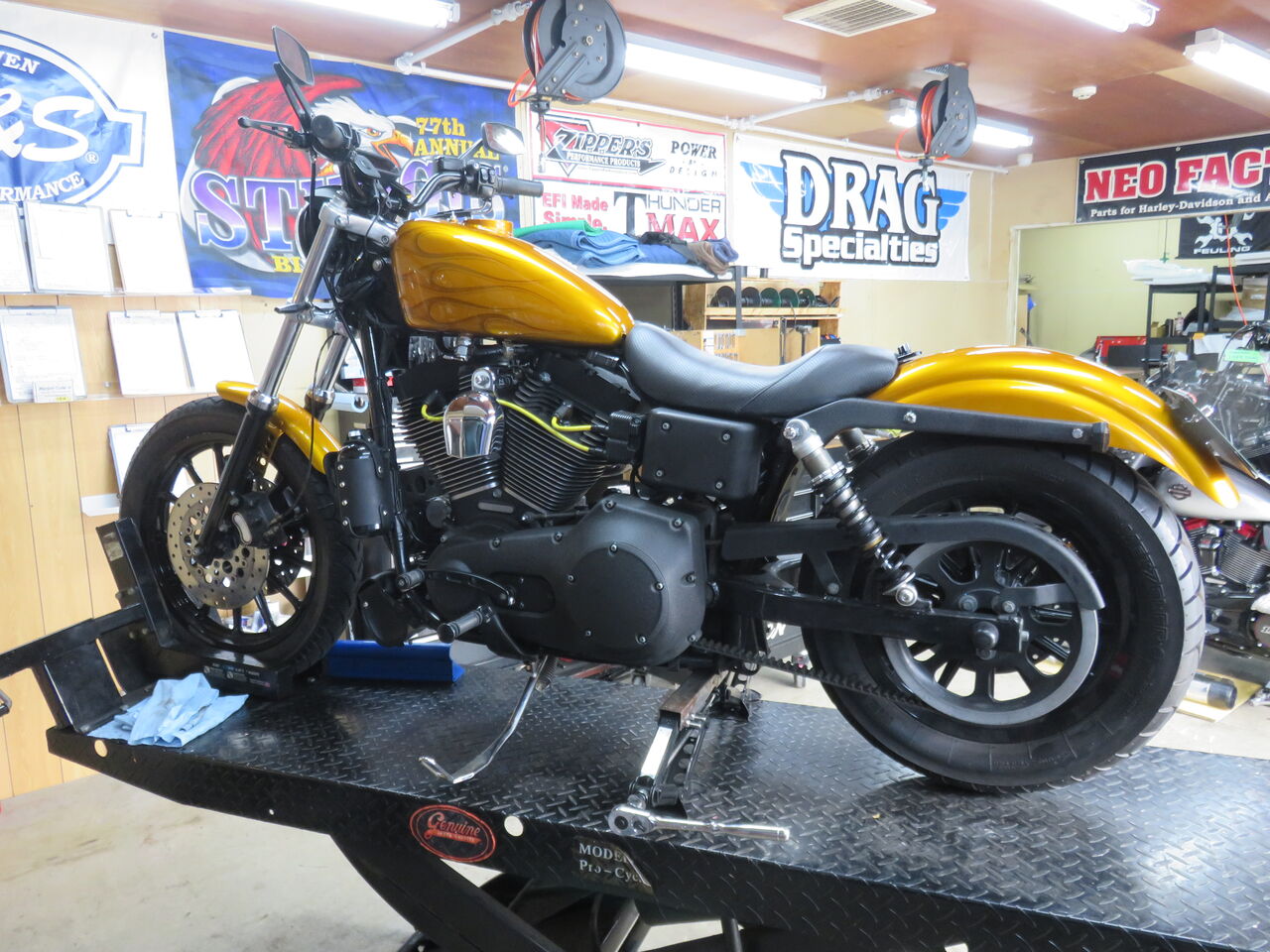 正規品／サージェント Vストローム1000 ワールドスポーツ パフォーマンスシート（ローシート/カーボンFX） パイピング：A-066 Pearl … 正規品／サージェント Vストローム1000 ワールドスポーツ