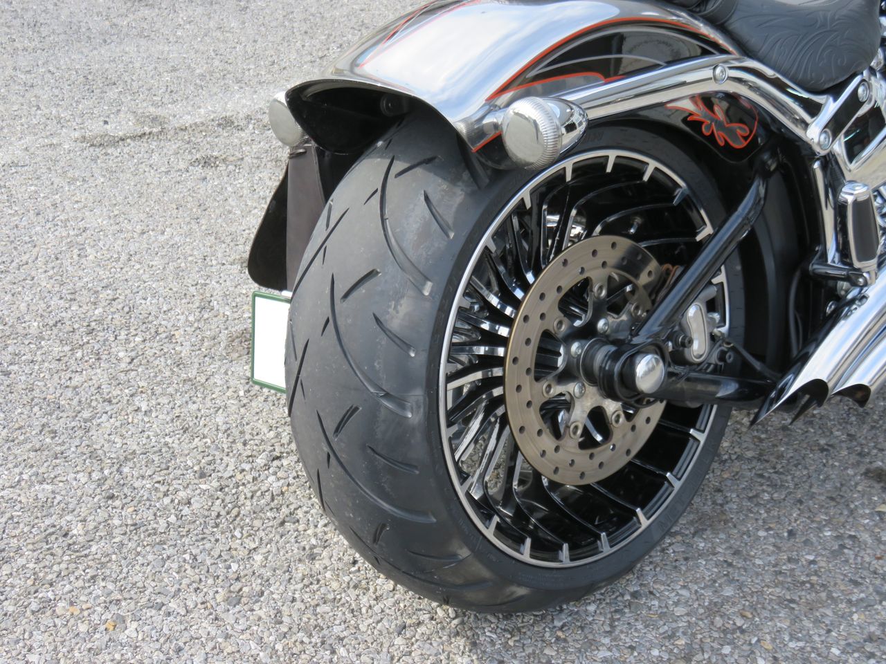 2014年式FXSBSE 前後タイヤとサイドナンバー! : HarleyDavidsonパーツディストリビューター ネオファクトリー カスタムショップ ネオガレージブログ