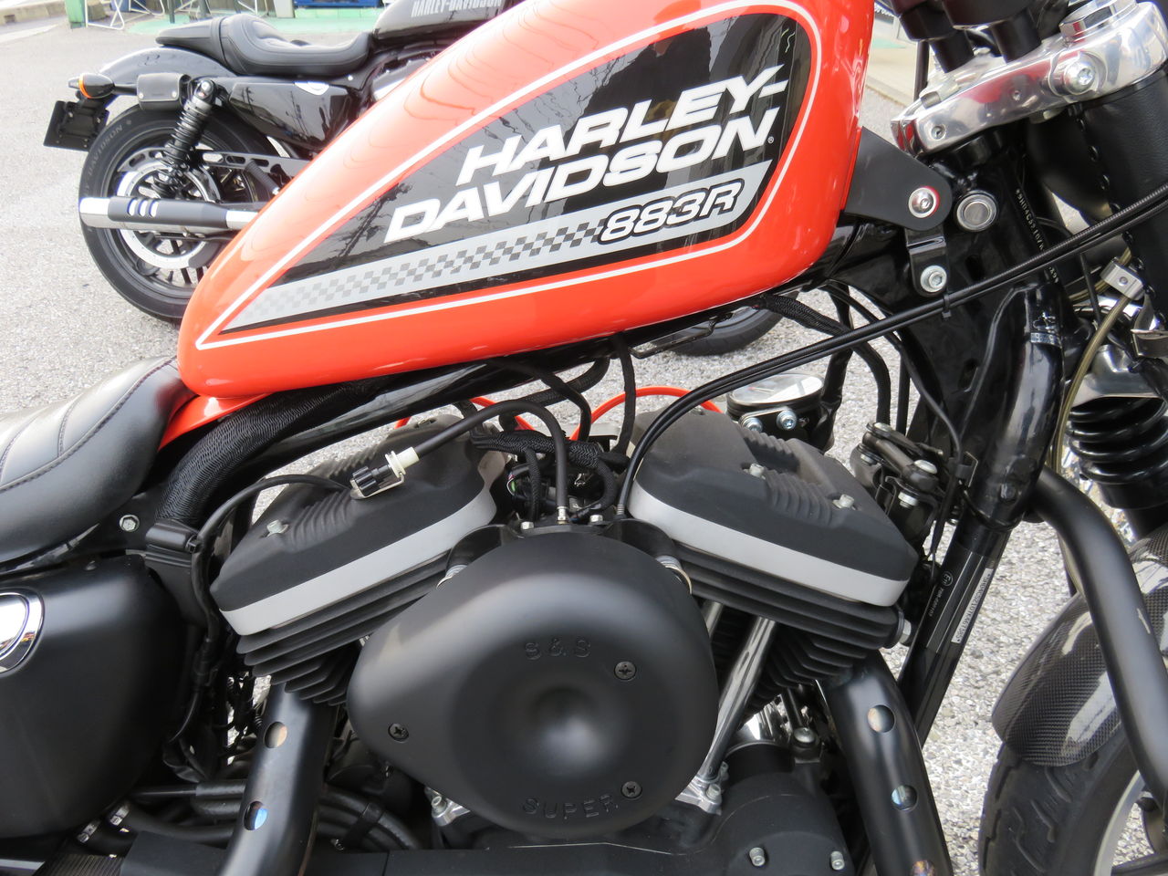 Harley-Davidson タンク XL883R 2007年式XL883R コイル移設とタンクアップ!! : HarleyDavidson