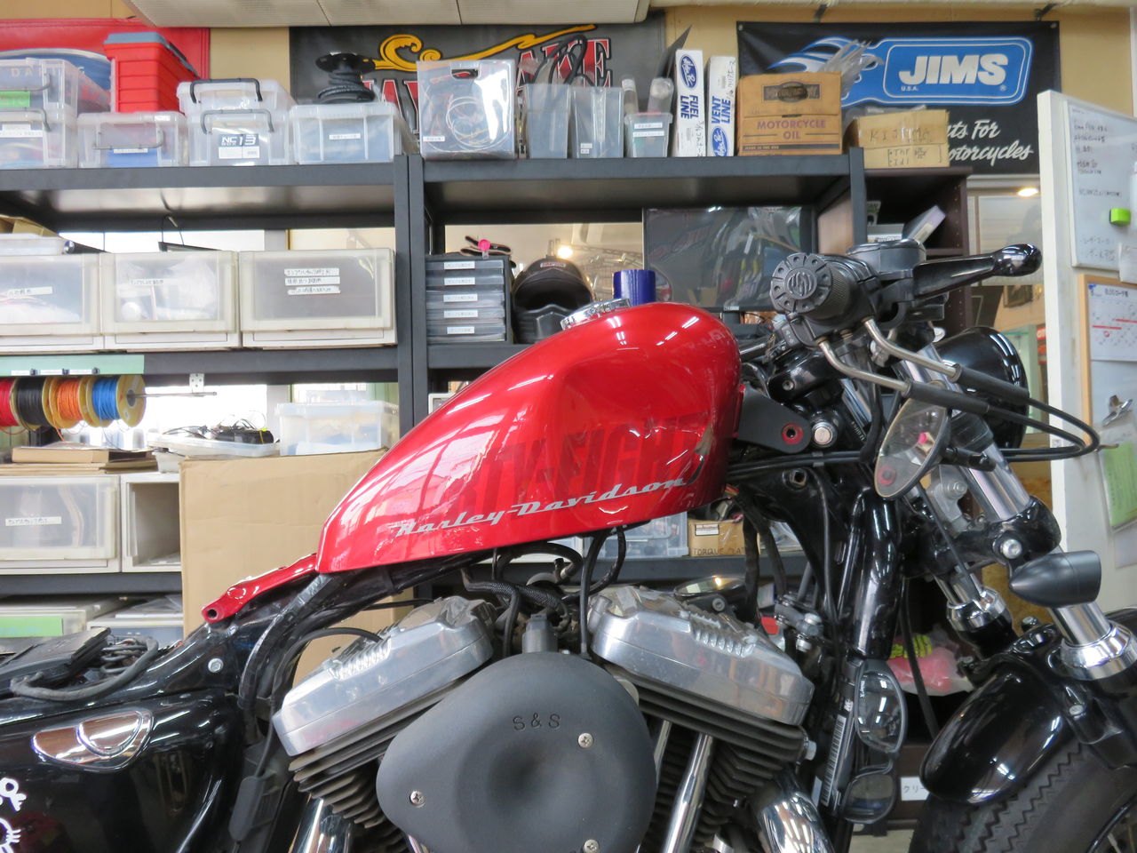 2013年式XL1200Xのタンク交換！ハンドペイントロゴ①