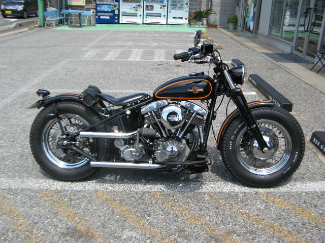 リジッドフレームショベルのFタイヤ交換＆油圧計取り付けなど多数