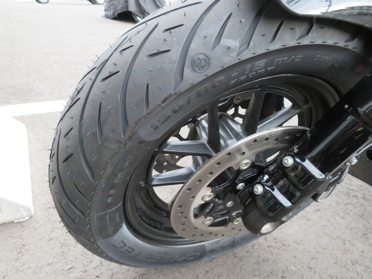 180/70B16 FXLRST純正リアタイヤ 180/70B16 FXLRST純正リアタイヤ 2020年式FXFB ファットボブの前後