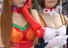 アスカ&レイのセクシーなコスプレレースクイーンが秋葉原に登場