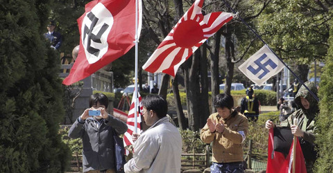 鍵十字旗を掲げる有門氏