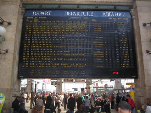 Gare_du_Nord_Fallblattanzeiger_Departure-board