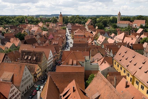 1280px-Dinkelsbuehl_Kirchturm_West