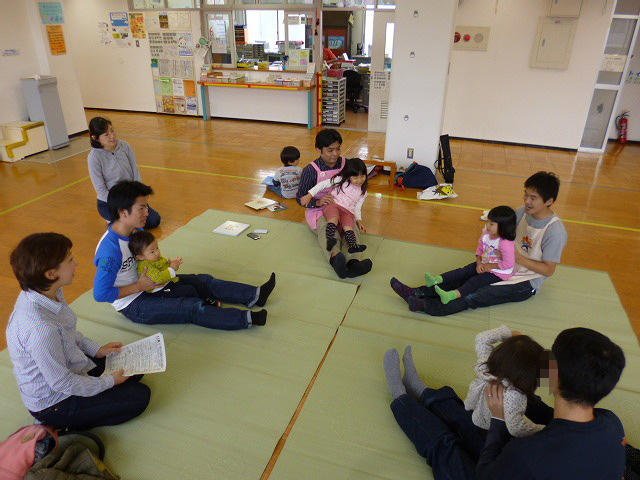 ふれあい遊びで親子で楽しくスキンシップしました 栄町児童館 パパと児童館であそぼう 13 11月 ねりパパブログ 練馬イクメンパパプロジェクト
