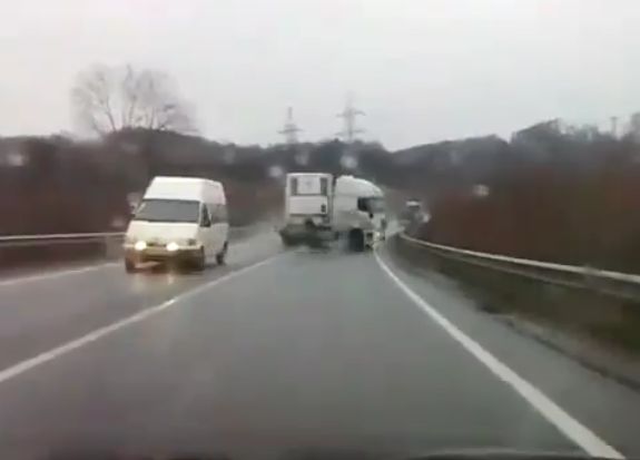 トラック事故