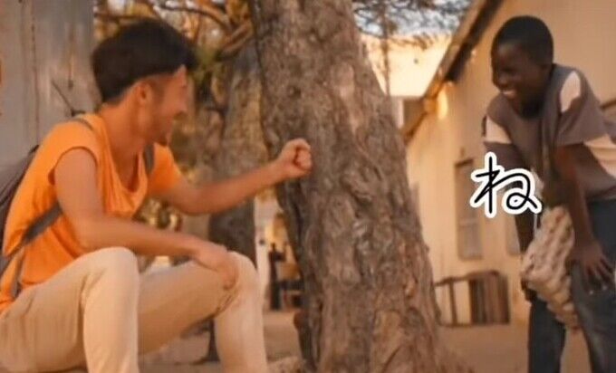 ナオトインティライミと相槌が上手い黒人の少年の動画