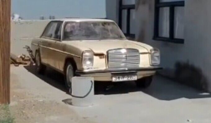 古いベンツをリストアするミニチュア