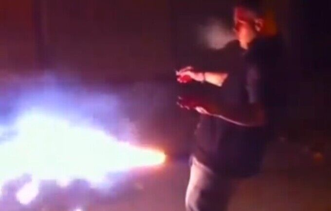 股間に花火を挟んで点火