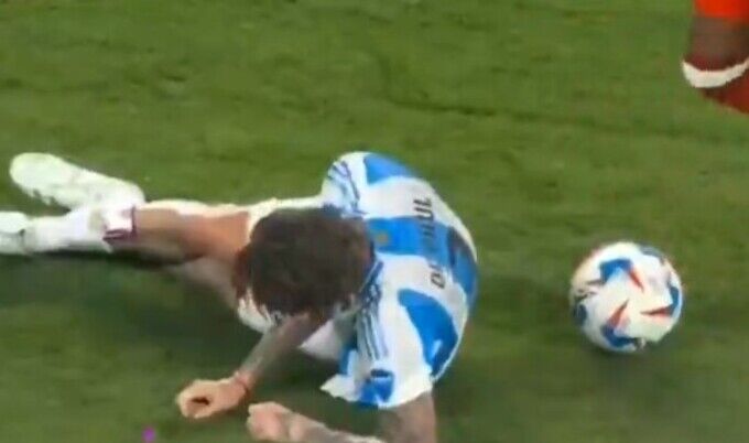 サッカー選手の痛がるリアクション