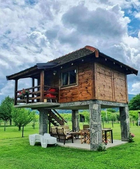 足が長い高床式の小屋が素敵