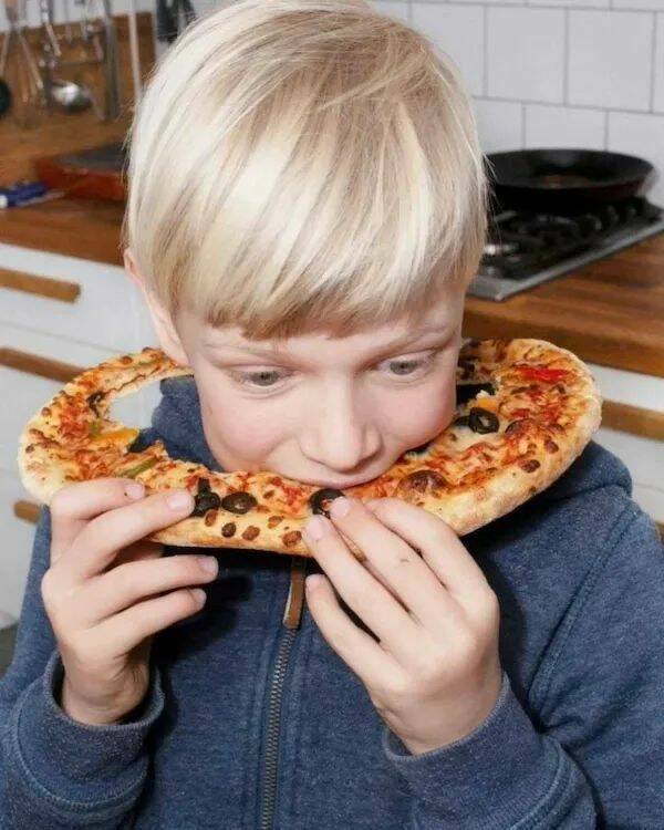 【画像】その発想は無かった…。個性的なピザの食べ方。