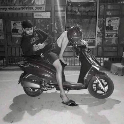 目の錯覚系、女性とバイクで二人乗り