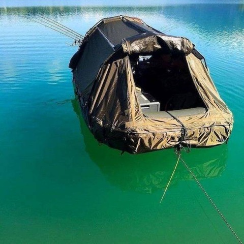湖上のボートテント