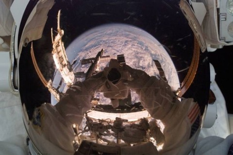 宇宙で自撮りするとこうなっちゃう