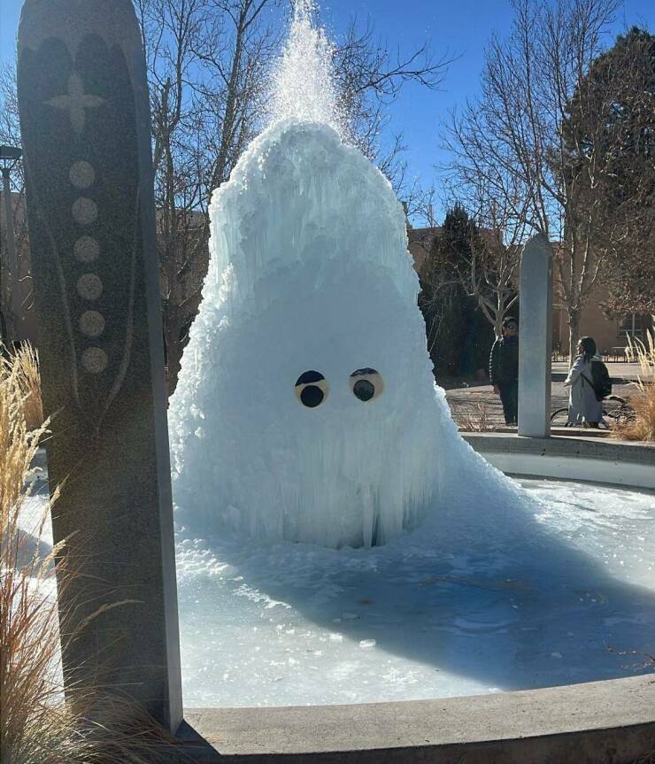 【画像】噴水が凍るとこうなる…のか？？