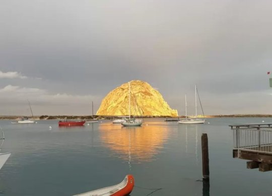 黄金の島カリフォルニア州モロ ベイでモロ ロック