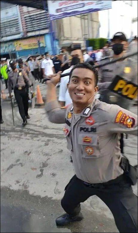 警官に警棒で殴られる人の視点