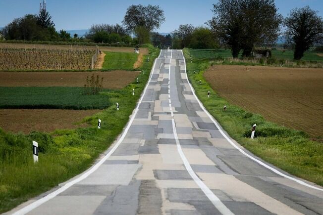 【画像】なぜかモザイク模様のクロアチアの道路