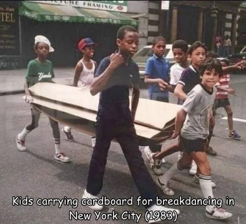 ブレイクダンス用の段ボールを運ぶ少年たち