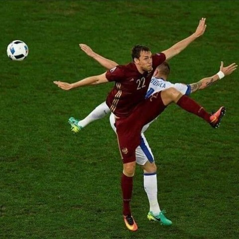 BOØWYのの“LAST GIGS”のジャケットみたいになったサッカー選手。