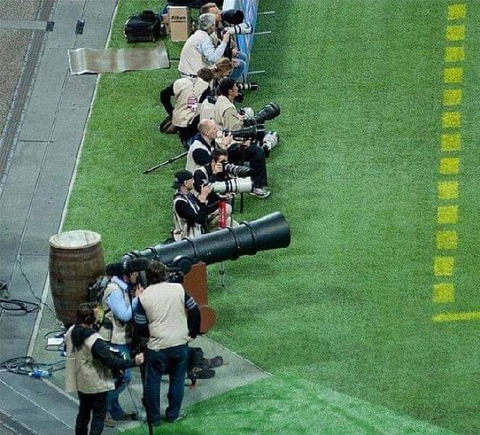 選手の毛穴まで見移せそうな望遠レンズ