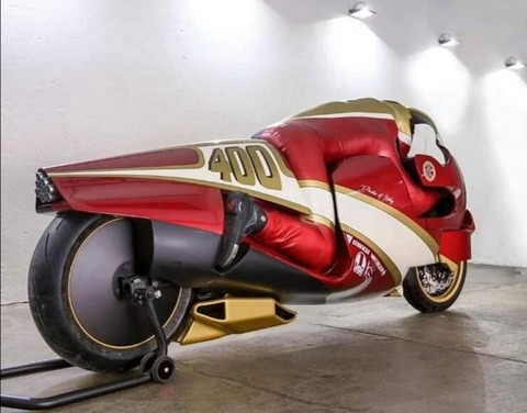 ヒトがピッタリはまり込むタイプのバイク