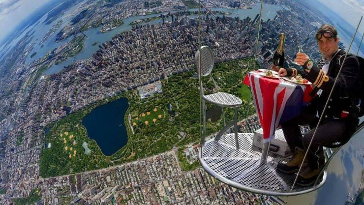 【画像】ＮＹ上空でランチをとる人。