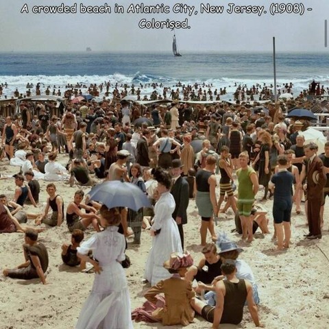 １９０８年のニュージャージーのビーチに群がる人のカラー写真