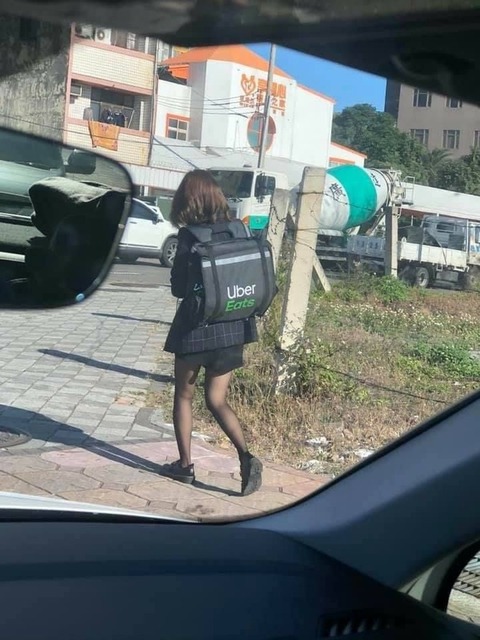 ウーバーイーツのバッグを日常使いする女性